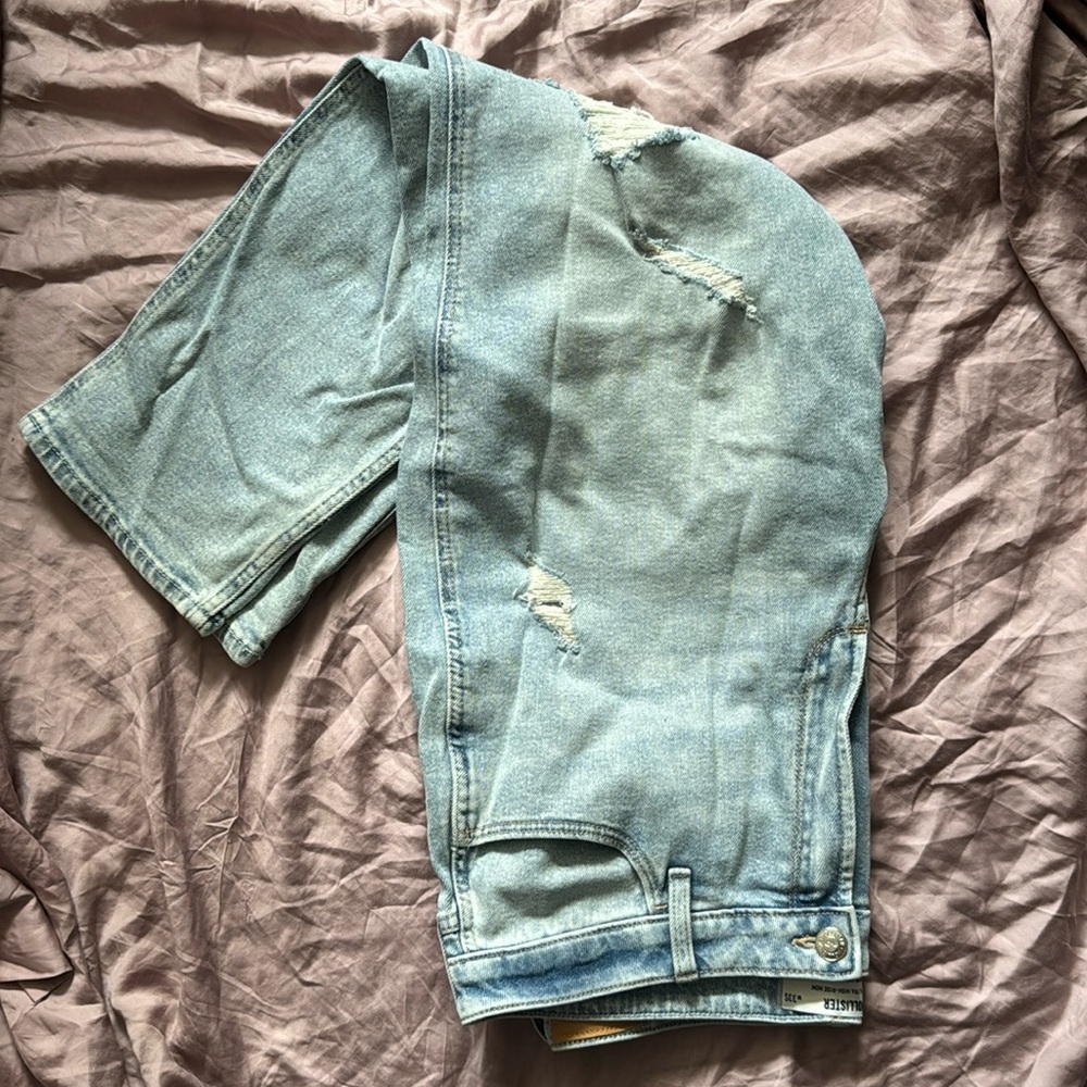 Hollister Curvy Ultra High Rise Mom Jean